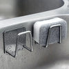 Edelstahl-Spülschwämmehalter mit Wandhaken, montiert auf einer Küchenoberfläche.
