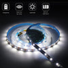 شريط إضاءة LED مرن يضيء سطحًا، ويوضح ميزات توفير الطاقة وعدم الوميض.