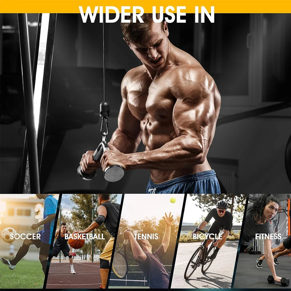 Ein muskulöser Mann wickelt Sportband um seine Hand in einem Fitnessstudio.