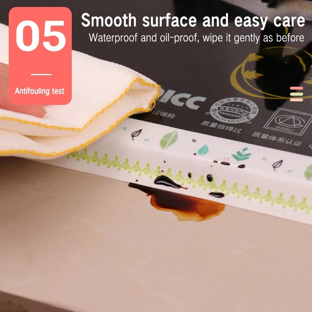 Un chiffon blanc teste la surface imperméable et anti-huile d'un produit, avec une goutte de liquide foncé visible sur