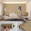 Rollo de calcomanías adhesivas de imitación madera con textura y color.
