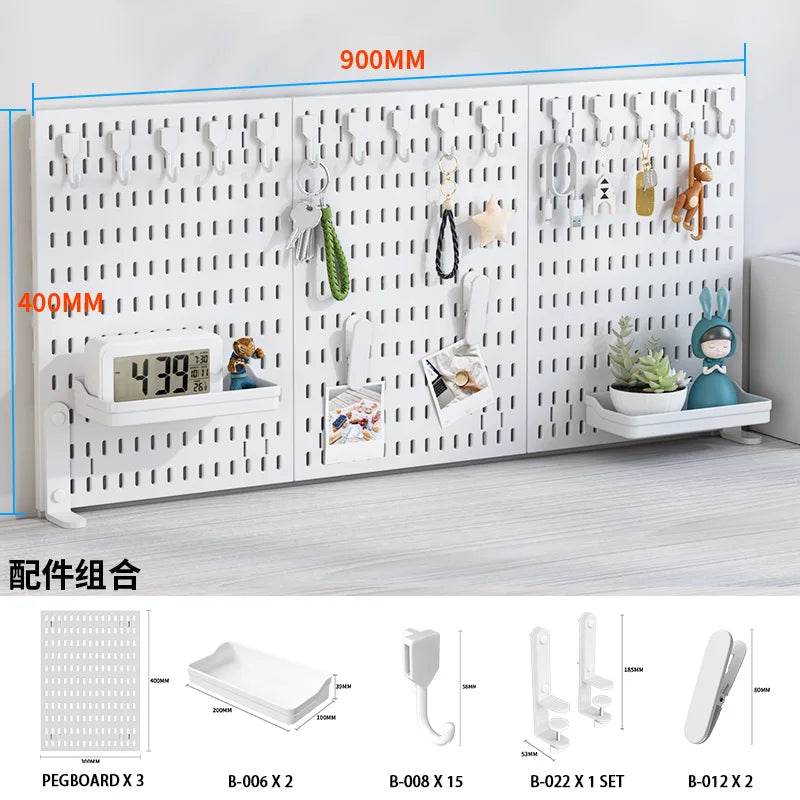 Weißes, anpassbares Desktop-Pegboard-Organizer mit mehreren Haken und Aufbewahrungsfächern.