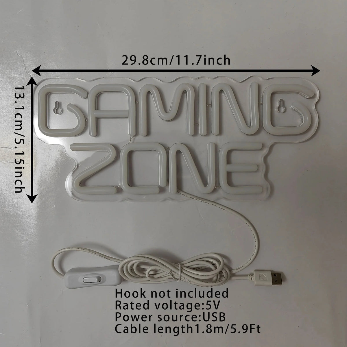 Señal de pared blanca de plástico para zona de juego, con dimensiones de 29.8cm por 13.1cm y un cable conectador.