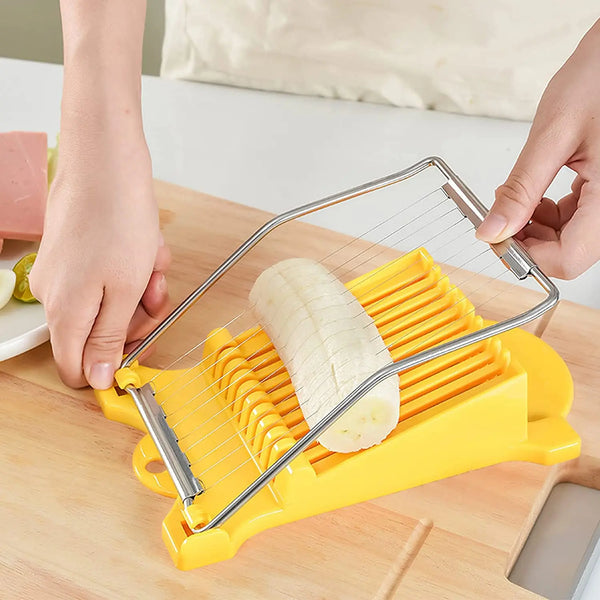 Eine Hand benutzt einen gelben multifunktionalen Edelstahl-Slicer, um Obst oder Gemüse zu schneiden.