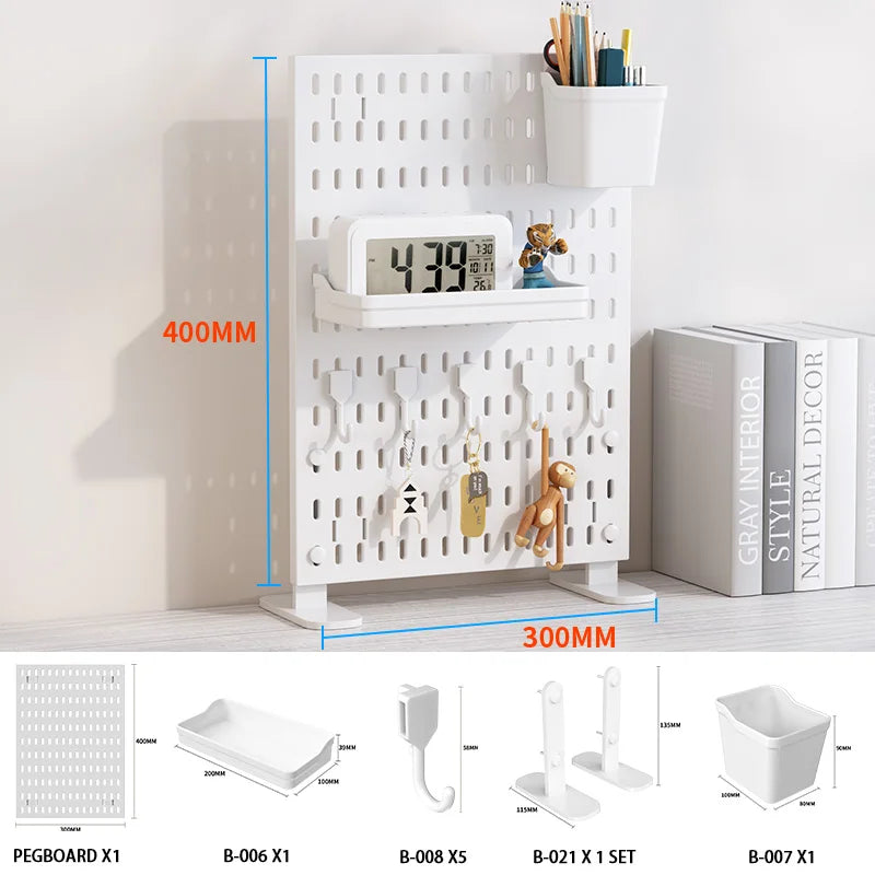 Weißes, anpassbares Desktop-Pegboard-Organizer mit verschiedenen Haken und Aufbewahrungsfächern.