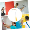 Una persona aplica pintura en una pared usando un kit de rodillos y pinceles multiusos.
