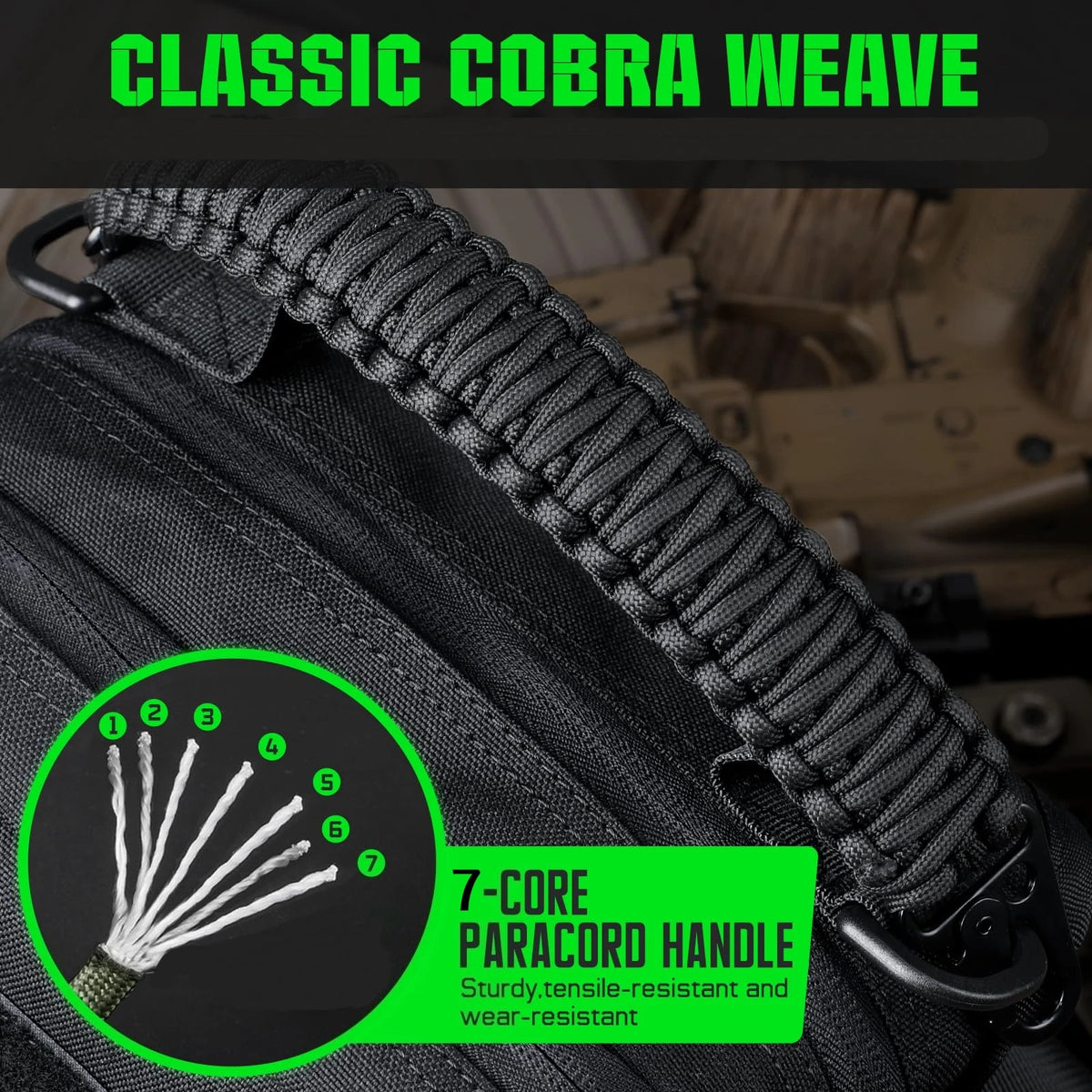 Nahaufnahme eines schwarzen Rucksacks mit klassischem Kobra-Webriemen aus 7-Kern-Paracord und einem Metallhaken.