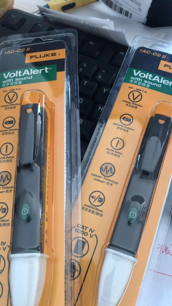 Nahaufnahme eines Fluke VoltAlert Nicht-Kontakt-Wechselspannungsmessgeräte-Stift mit gelb-schwarzer Verpackung.