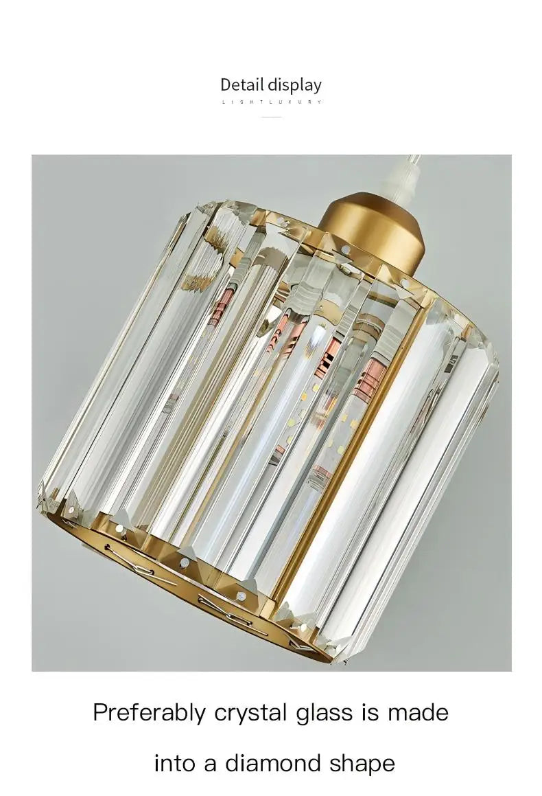 Moderne Kristall-Anhängerleuchte mit Diamantform und Goldakzenten.
