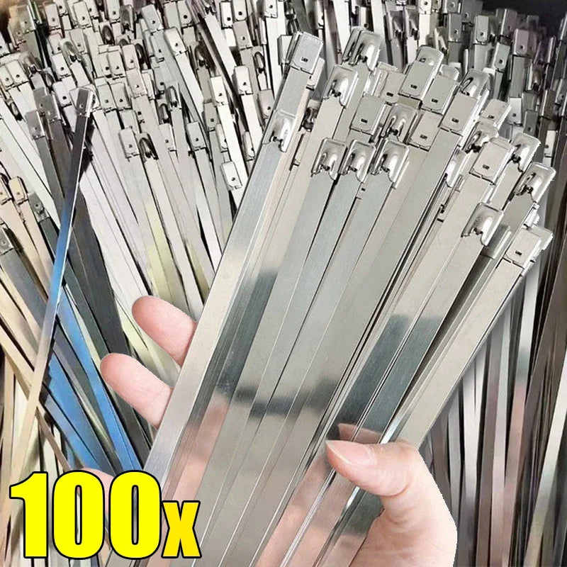 Eine Hand hält ein Bündel robuster Edelstahl-Kabelbindern in verschiedenen Längen und Winkeln.