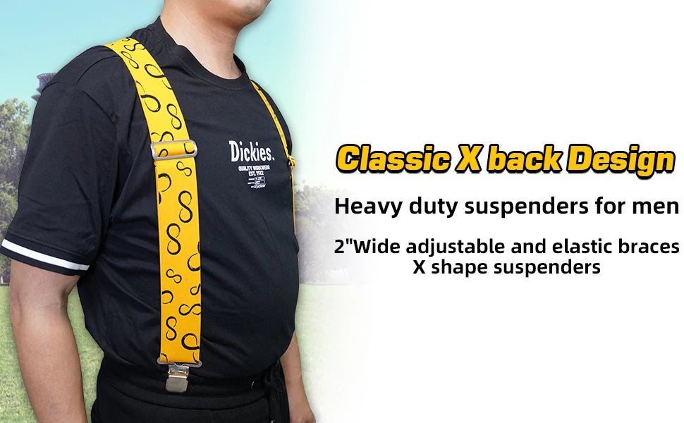 Mann in schwarzem Shirt mit gelbem Hosenträger, das Classic X Rückendesign hervorhebt.