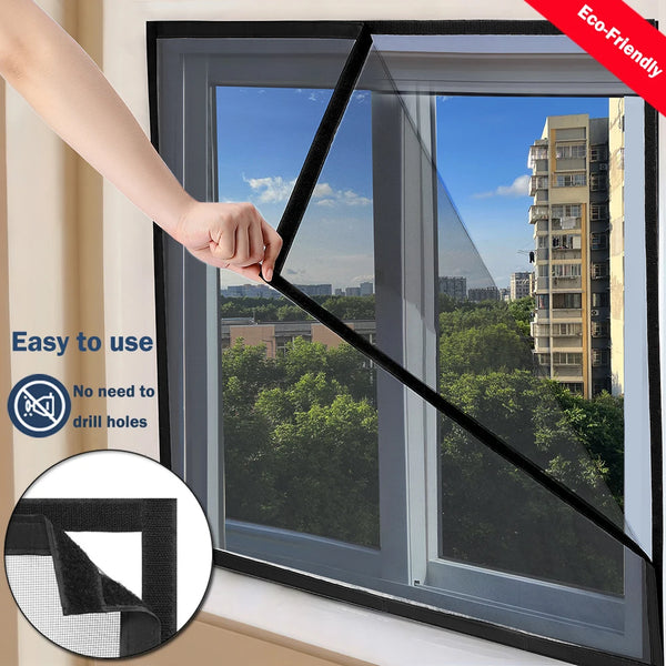 Eine Hand installiert ein schwarzes selbstklebendes Fenster-Moskitonetz in einen Fensterrahmen.