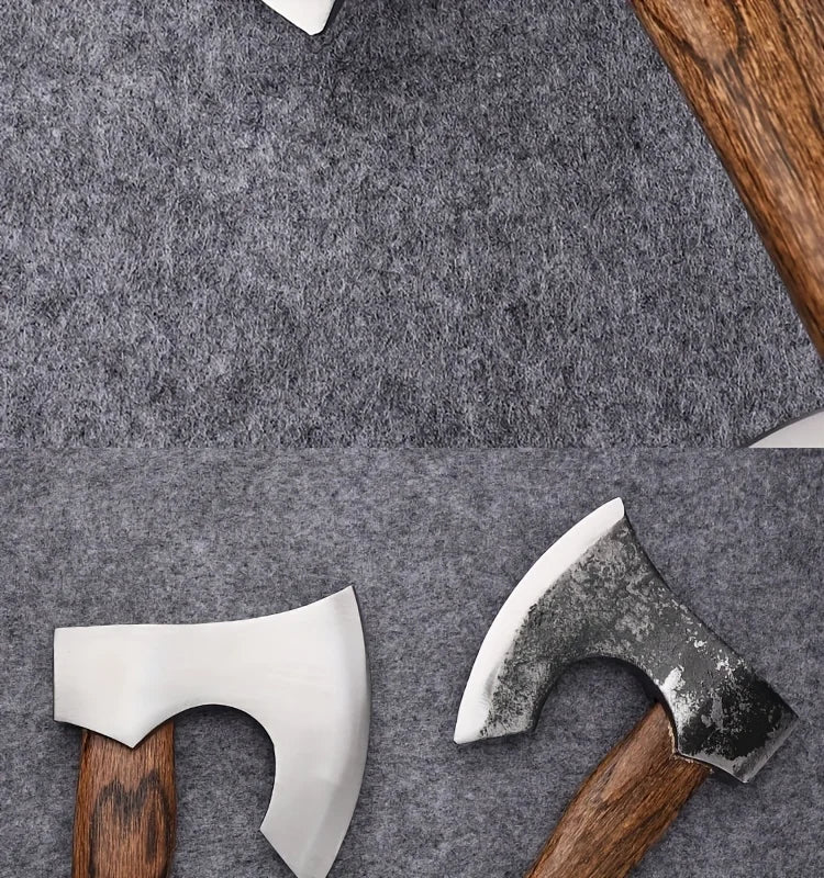 Hache de tomahawk viking forgée à la main avec lame blanche et manche en bois sur une surface en feutre gris.