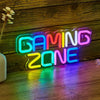 Letrero de pared de LED neón deletreando GAMING ZONE, brillando intensamente sobre una superficie de madera.
