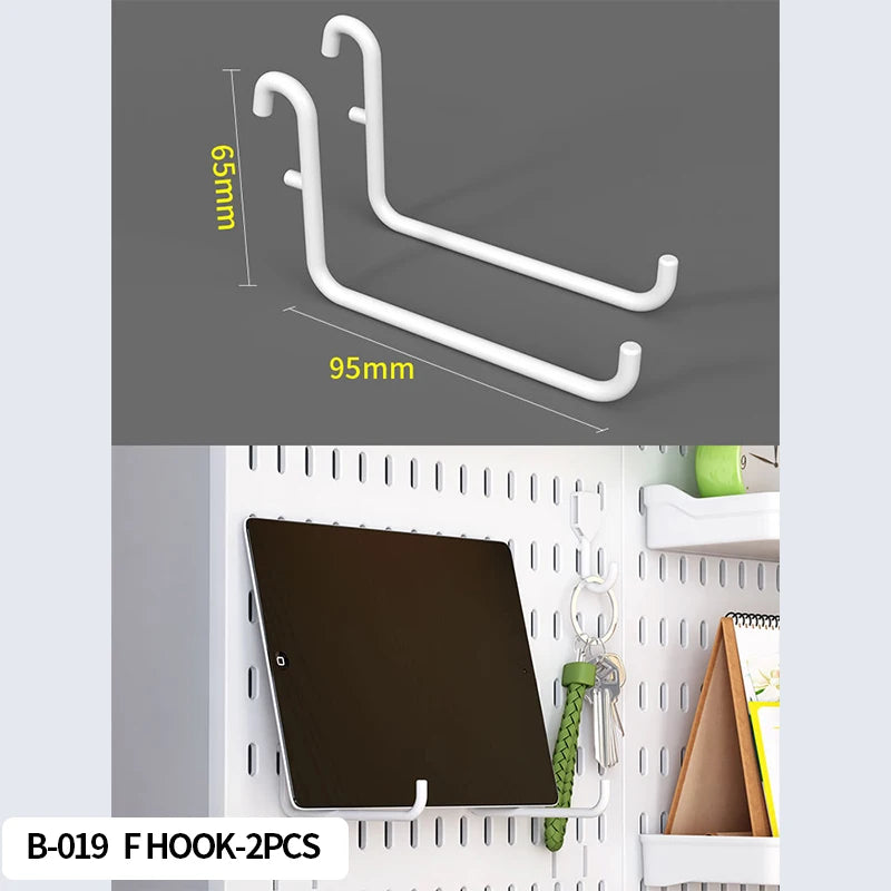 Zwei weiße Haken-Organizer für ein Desktop-Pegboard-System.