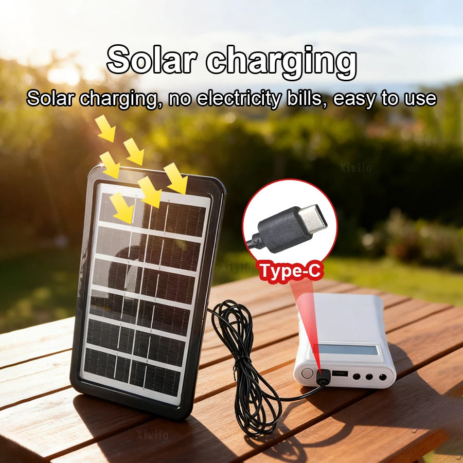 Eine Solarladepaneel neben einem Type-C-Kabel und einer weißen Batterie auf einem Holztable