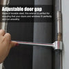 Une main utilise une clé à écrou pour ajuster l'espace d'une porte ou d'une fenêtre.