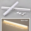 شريط إضاءة ليلي من LED بحساس حركة أبيض مع كابل شحن USB ورقعة مغناطيسية بجانب ضوء دافئ متوهج