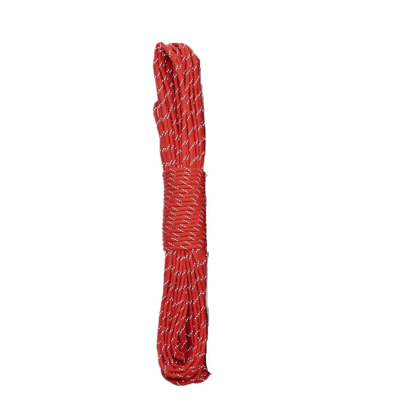 Una cuerda de paracord reflectante de alta resistencia y color rojo brillante, enrollada y exhibida verticalmente.