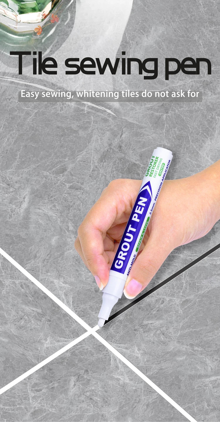 Une main tient un stylo à coudre violet marquant une ligne sur une surface de carreaux gris.