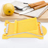 Outil multifonction à couper en acier inoxydable jaune posé sur une planche en bois avec un citron et un couteau.