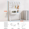 Weißes, anpassbares Desktop-Pegboard-Organizer mit verschiedenen Haken und Aufbewahrungslöchern, montiert an einer Wand.