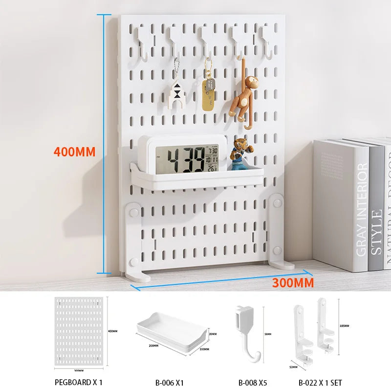 Weißes, anpassbares Desktop-Pegboard-Organizer mit verschiedenen Haken und Aufbewahrungslöchern, montiert an einer Wand.