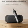 مفك كهربائي أسود من نوع Mijia Straight-Grip موضوع على سطح خشبي.