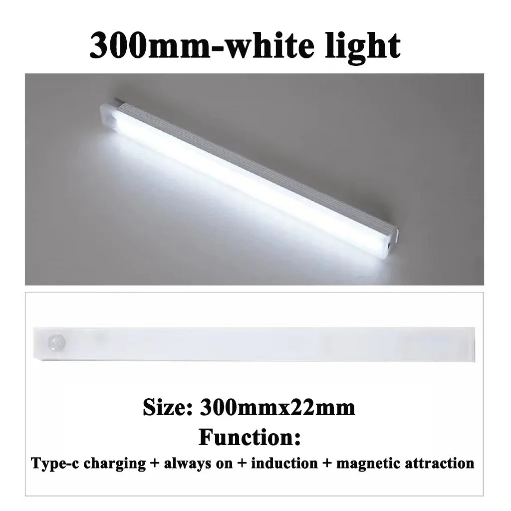 300-mm-weiße Lichtleiste mit rechteckigem Profil, die eine Wand beleuchtet.
