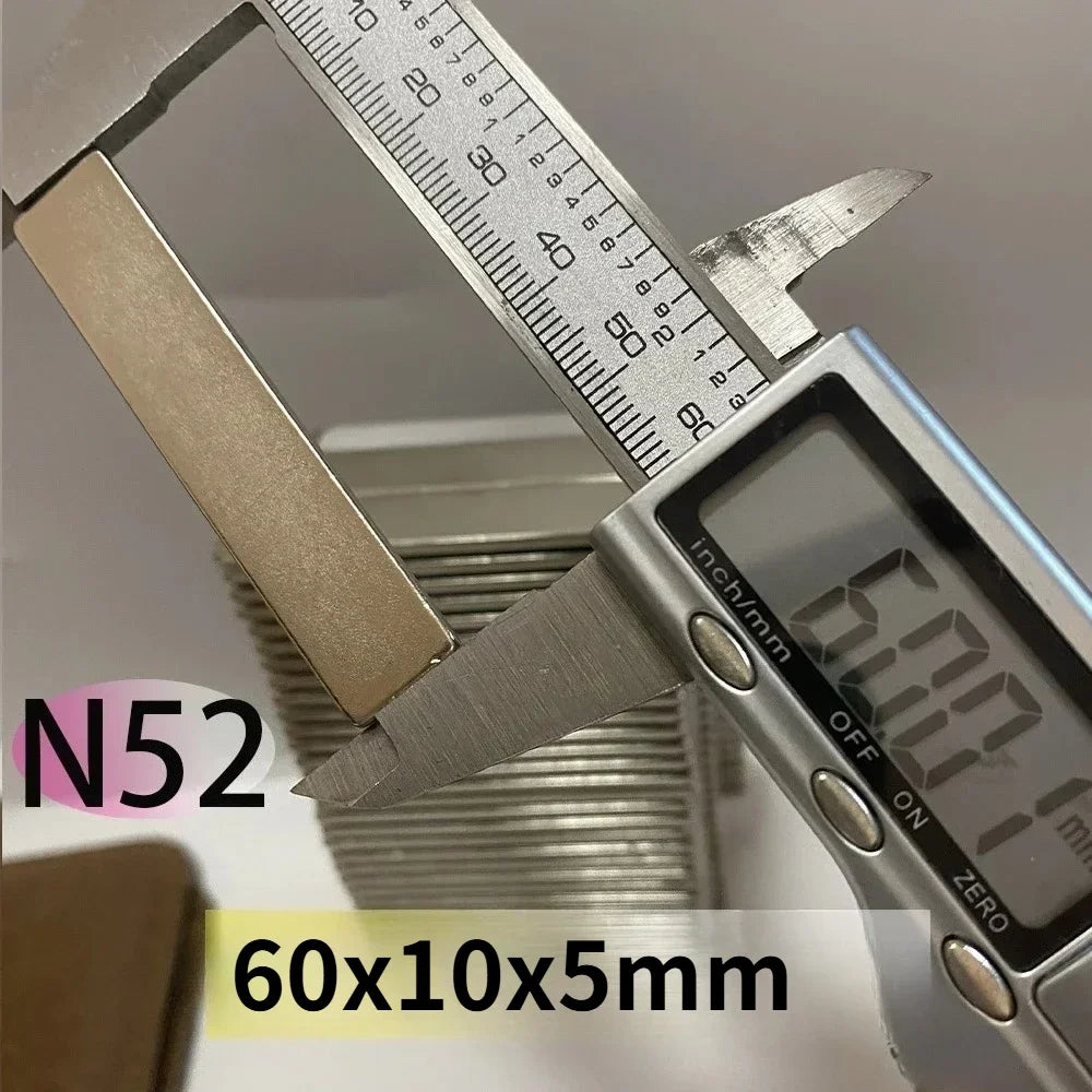 Gros plan d'un outil de mesure montrant une bande magnétique en néodyme de 60x10x5 mm.