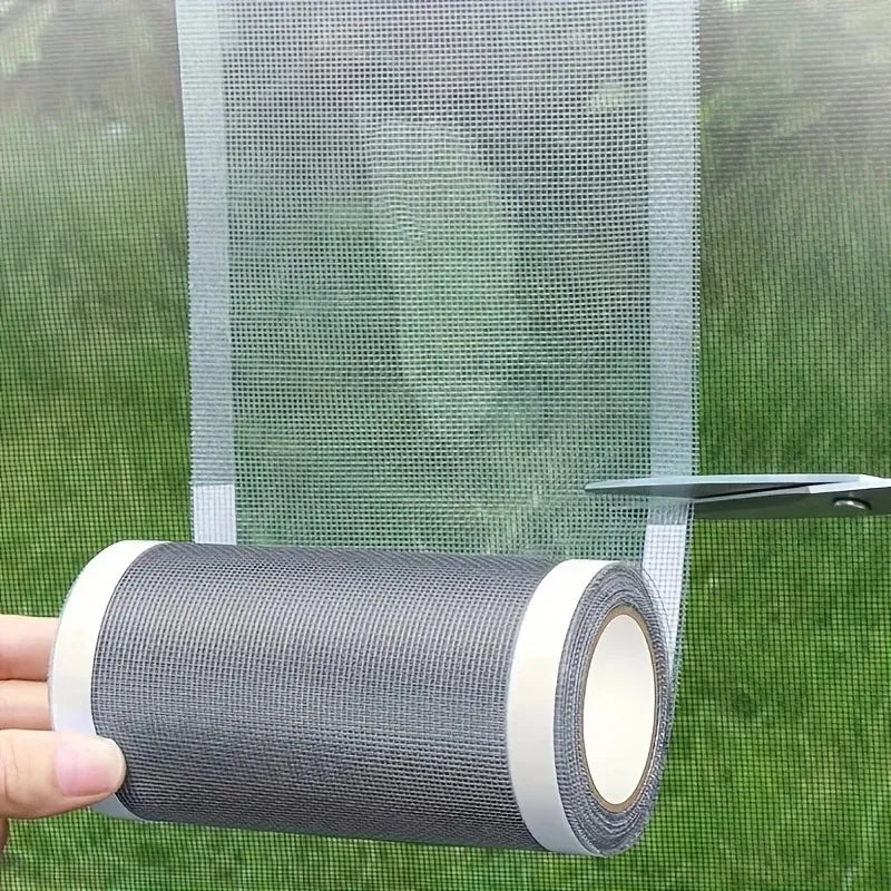 Un rollo de cinta de reparación de malla resistente de color gris se sostiene contra una malla.