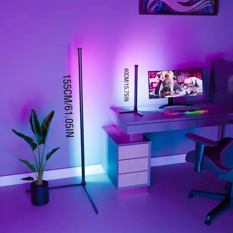 Modernes Schreibtisch-Setup mit Monitor, Tastatur und höhenverstellbarer Stehlampe mit RGB-Beleuchtung.