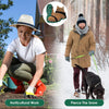 Eine Frau mit orangefarbenen Stiefeln und Handschuhen arbeitet im Garten mit einem Hund. Eine andere Person wird gezeigt, die