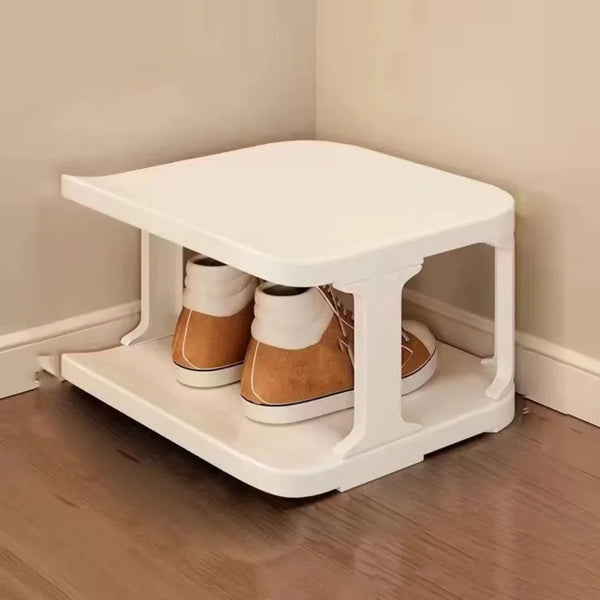 Étagère verticale à chaussures empilable blanche avec des étagères ouvertes pour ranger des chaussures.