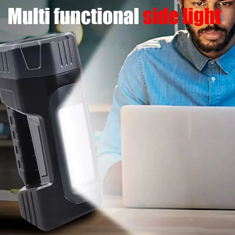 Multifunktionale Seitenleuchte Taschenlampe neben einem Laptop auf Holzoberfläche
