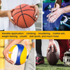 Hände demonstrieren den vielseitigen Einsatz von sportlicher Fingertape bei Sportverletzungen für verschiedene Aktivitäten.