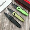 Un jeu de trois couteaux de survie pliants compacts avec poignées noires et vert olive, posés sur une surface en bois.