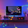 Wohnzimmeransicht mit Fernseher, Möbeln und Lichtspuren einer dynamischen RGB-Sync-Stehlampe.