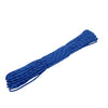 Una longitud de cuerda de paracord azul de alta resistencia y reflectante, enrollada y extendida.