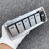 Une main tient un panneau de commutateurs en aluminium durable avec plusieurs interrupteurs et un chargeur sur une surface en