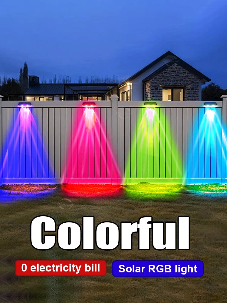 Lumières solaires RGB colorées illuminant une clôture blanche et un paysage au crépuscule.