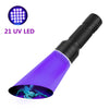Lampe torche UV violette visant un animal de compagnie, montrant sa réaction sous la lumière.