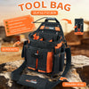 Una bolsa de herramientas negra y naranja con múltiples bolsillos y correa de hombro, mostrada sobre una roca.