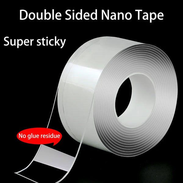 Rollo de cinta nano de doble cara con una tira adhesiva transparente sobre fondo negro.