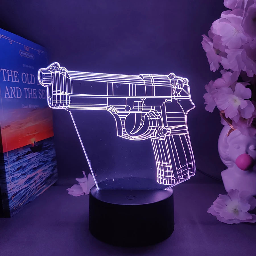 Leuchtender Umriss einer alten Pistole als Nachtlicht auf dunkler Fläche neben einem Buch und rosa Blumen.