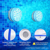 Trois lumières LED pour piscine sous-marine et un couvercle sur fond de carreaux bleus.