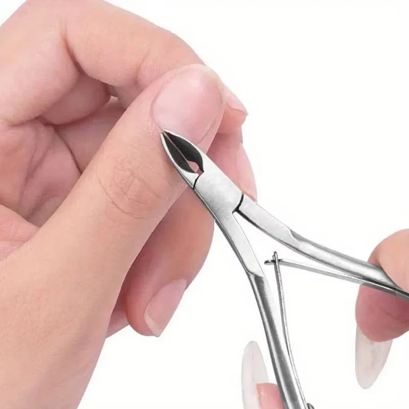 Eine Hand hält professionelle Edelstahl-Nagel- und Cuticle-Trimmer, die Design des Werkzeugs zeigt.