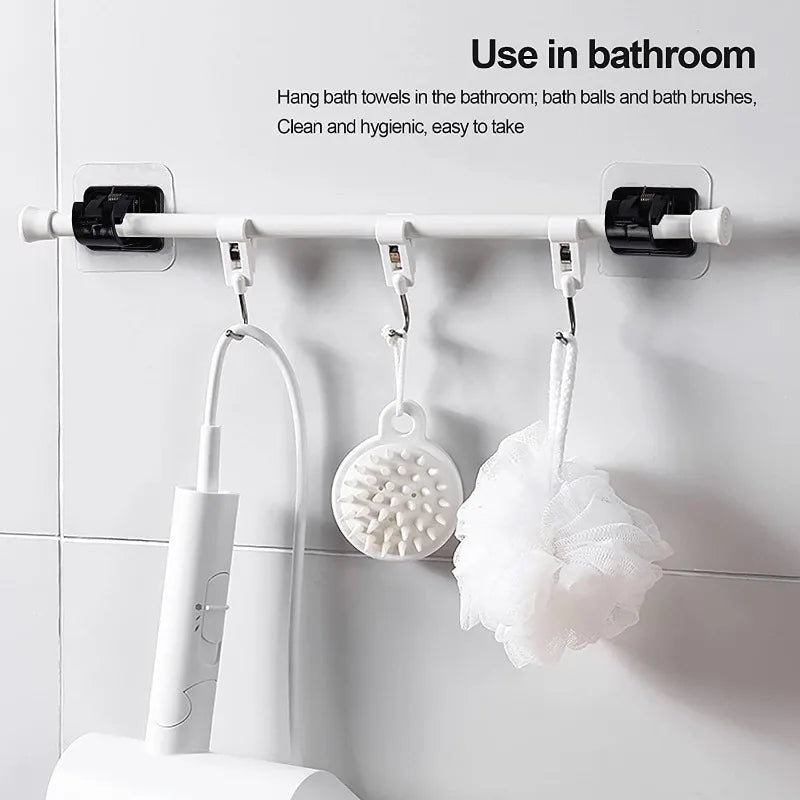 حامل مناشف أبيض مثبت على الحائط يعرض مناشف استحمام، كرات، وفرش