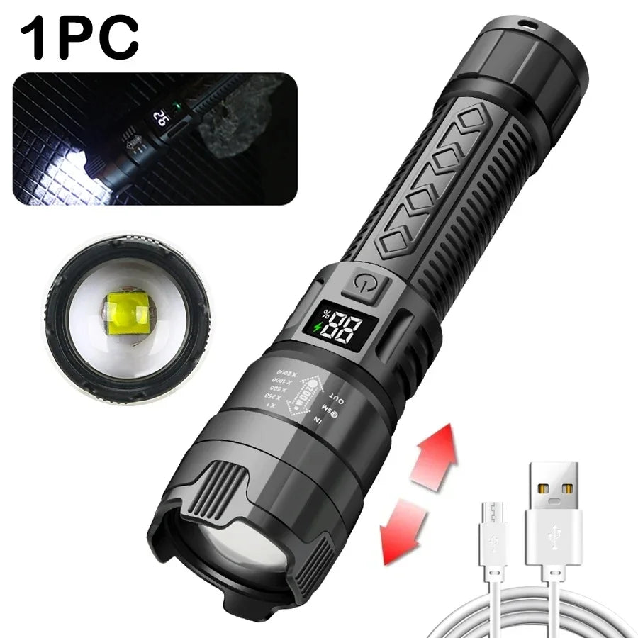 Linterna táctica negra LED con lente de zoom y puerto de carga USB junto a sus componentes.