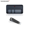 Control remoto universal para puerta de garaje negra con tres botones y luz roja.